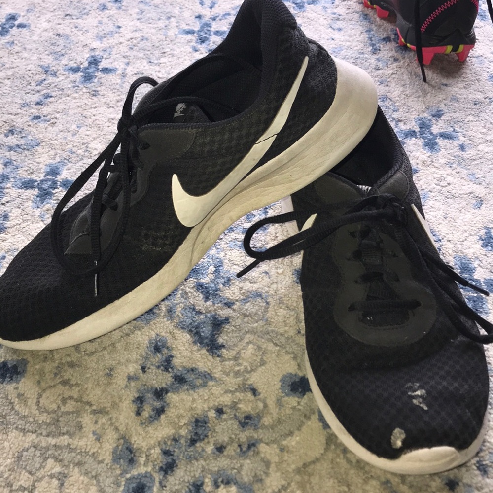 black nike shoes size 10